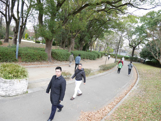 名城公園を歩く岩崎と松本。