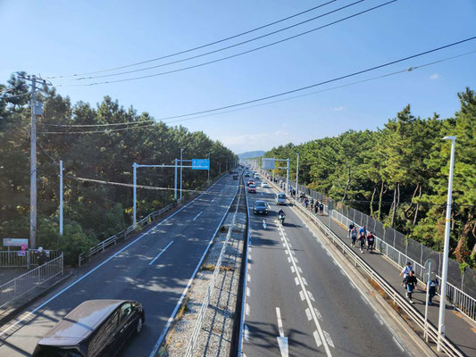 湘南平塚ビーチパーク近くの歩道橋上から。