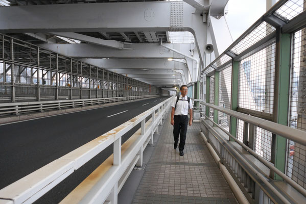 芝浦寄り遊歩道は、外側をフェンスに囲まれ、内側はクルマ行き交う車道。少し閉塞感があります。