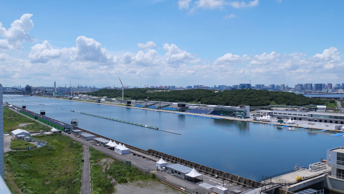 カヌー（スプリント）、ボートが行われる、海の森水上競技場。画像中央部に見えるテントがあるあたりが、馬術が行われる海の森クロスカントリーコースです。