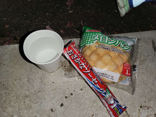 第三CPでいただいた菓子パン、ソーセージ、飲み物。