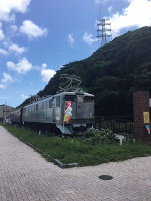 関門海峡めかり駅には、古い車両を利用した休憩所が設けられています。