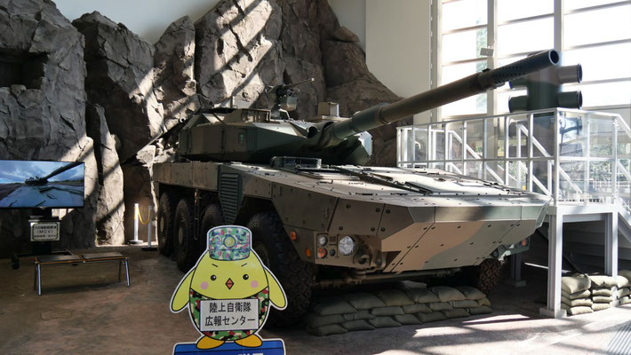 計8輪の巨大なタイヤを装備した16式機動戦闘車（通称16MCV）