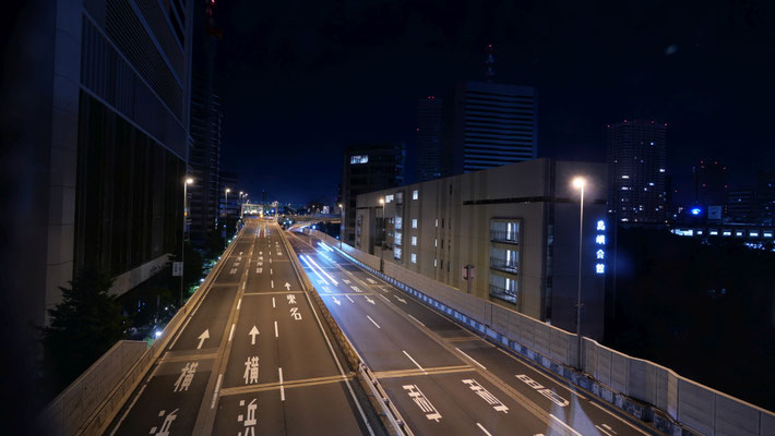 先日撮影した首都高速浜崎橋JCT付近。走るクルマの少なさに、あぜんとしました。