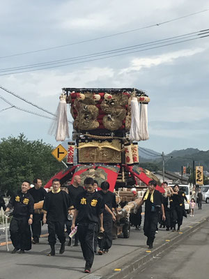 旅の途中で出会った、豊年祭りの一行。