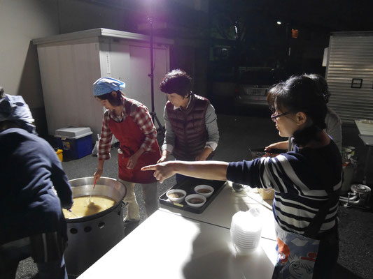 父兄が手際よく夕食を配ります。