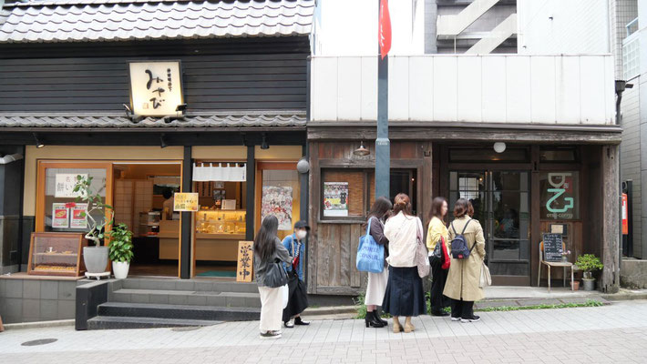 参道にはおしゃれなカフェもあります