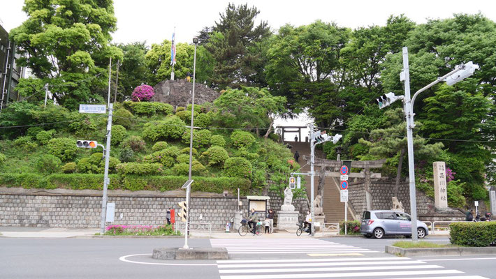 品川神社の遠景。結構な階段を上がります。