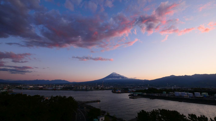 夜明けの富士山。ふじのくに田子の浦みなと公園の展望台「富士山ドラゴンタワー」から撮影しました。