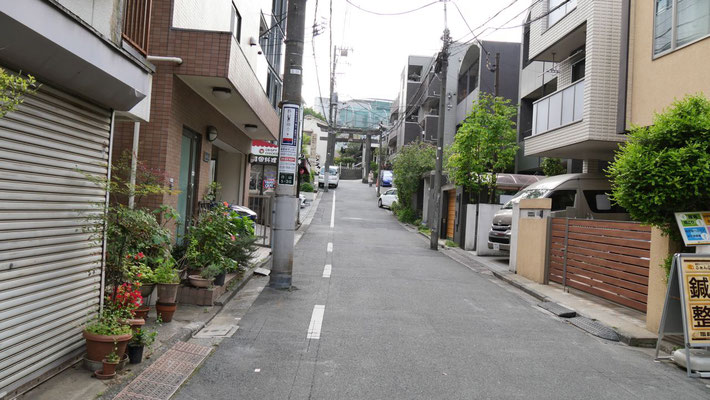 白山神社への参道。静かな住宅街の一角です。