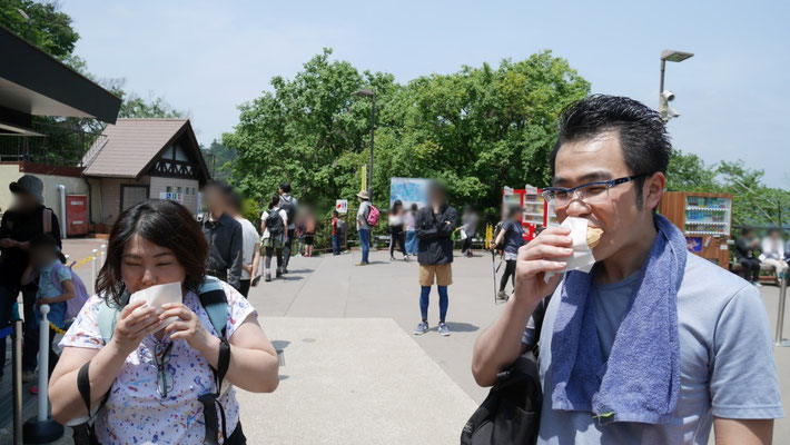 天狗焼を味わう若林とたまちゃん。