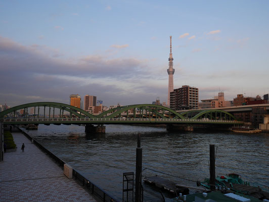 現在の厩橋。架橋以前には、この地に渡し船がありました。