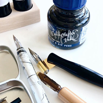 Kalligrafiefedern und Tinte