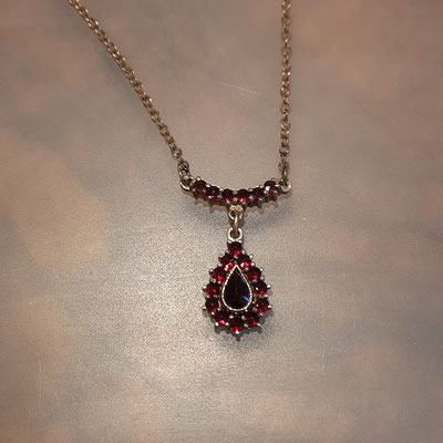 kleines Granatcollier Tropfenform Silber vergoldet Nr 7
