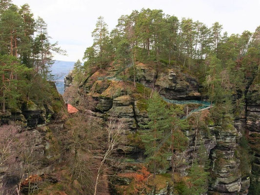 Aussicht von der Prebischwand auf den Kreuzfelsen, links das rote Dach der Prebischtorgaststätte