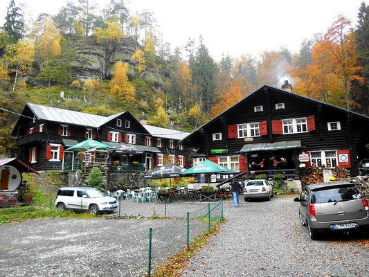 Die Balzhütte (rechts), beide Gebäude im Mai 2020 abgebrannt