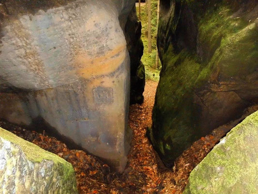 Links in einem Seitenspalt der Drachenstiege zwei viereckige Ausmeißelungen, vielleicht waren hier früher Inschriften-Tafeln oder ähnliches befestigt. 