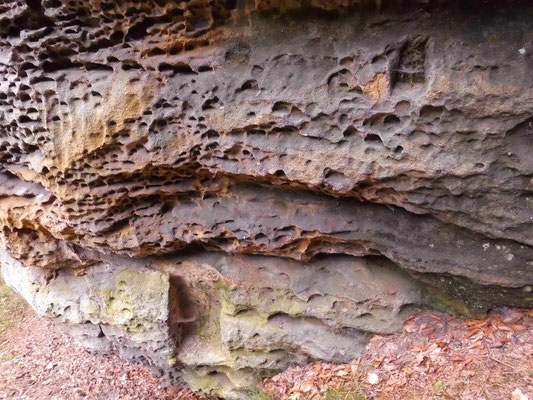 Balkenfalze am Beginn der Drachenstiege, die Stiege muß früher sehr umfangreich ausgebaut gewesen sein 