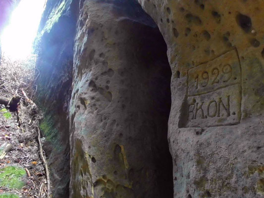 Jahreszahl 1929 und "RK.ON.", diesselben Buchstaben, wie im Tal des Roten Floßes. Wahrscheinlich zwei "Wanderfreunde", die sich überall verewigt haben. 