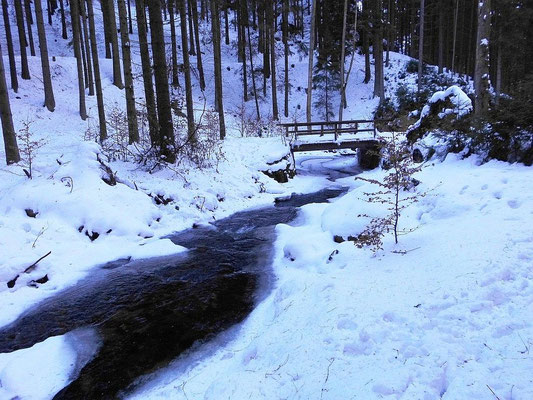 Winter im oberen Khaatal. Brücke zur Feengrotte