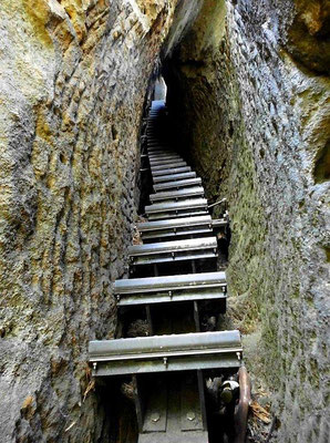 Schmale Stiege zur Aussicht an der Schlegelhütte