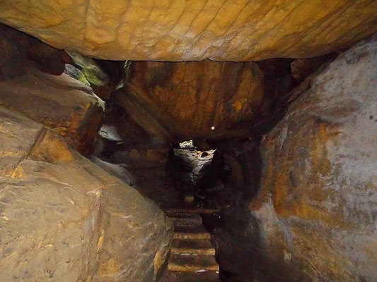 Wanderweg im Felstunnel der Wolfsschlucht