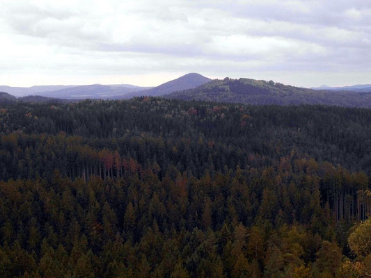 Mitte Rosenberg, links dahinter Zinkenstein, knapp rechts vor dem Rosenberg Eulenberg/Mlyny,  rechts hinten Milleschauer (51 Km)