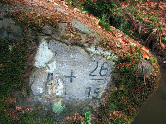 Grenzmarkierung 26/19 am Felsblock der ehemaligen Brücke an der Wolfsschlucht