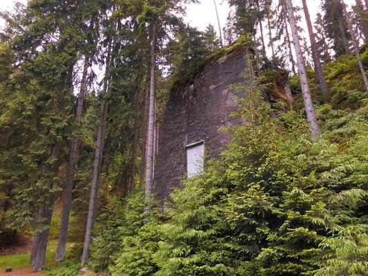 Felsen mit Gedenktafel im unteren Khaatal