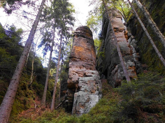 Schwarzer Kegel (Klettergipfel), 100 Meter südlich des oberen Teils der Aufstiegsschlucht