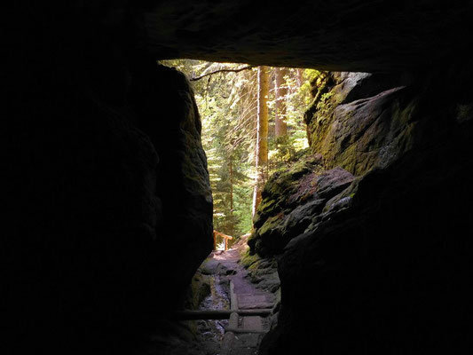 Wanderweg im Felstunnel der Wolfsschlucht