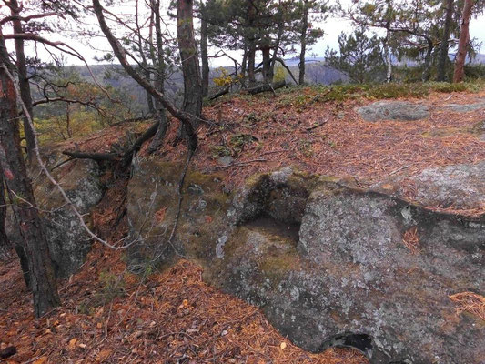 Alte ausgemeißelte Stufe am Westende der Falkenwände 