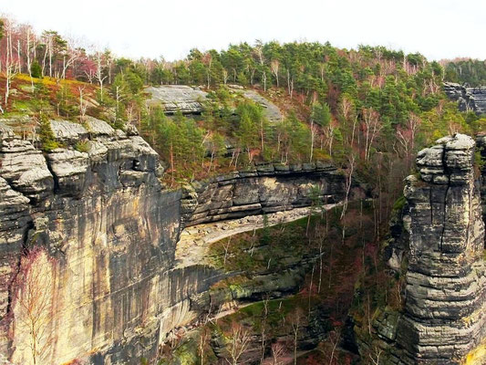Oben Neues Kanapee, darunter Riesenüberhang