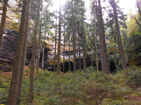Großer Felsüberhang rechts der Drachenstiege.