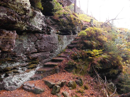Alte Treppe an einem Pfad links unterhalb vom nördlichen Teil des Tannigtsteiges