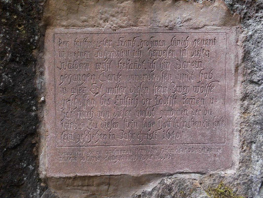 Wolfstafel, hier wurden 1640 zwei Wölfe erlegt. Die Tafel ist eine Kopie, das Original wurde 1960 beim Ausbau des Weges zur Forststraße zerstört.