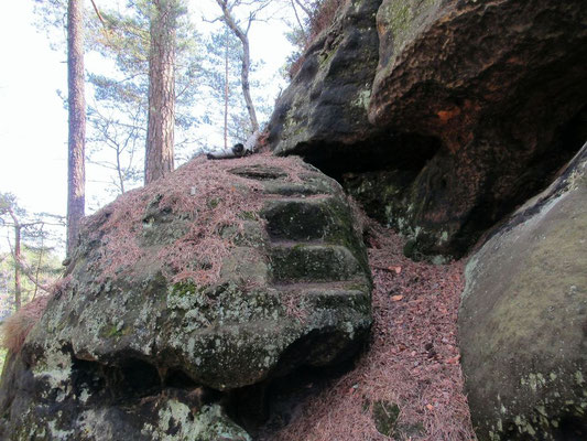 Zwei in Fels gemeißelte Stufen