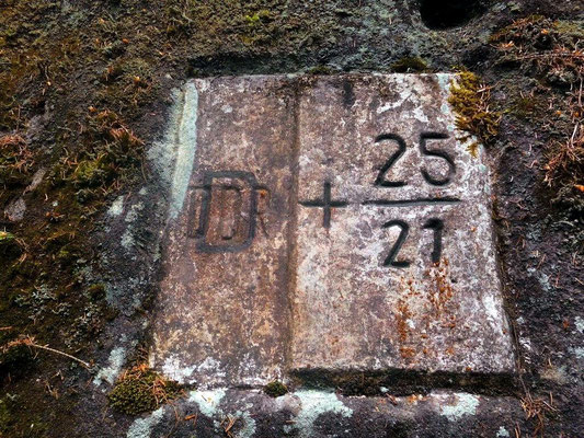 Grenzmarkierung an der Bootsstation der Oberen Schleuse, die frühere Einmeißelung DDR dilettantisch mit einem D übermalt