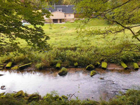 Haus gegenüber vom ehemaligen Hinterdaubitz. Die Steine am Ufer könnten von einer Brücke stammen, die bis 1945 hier rüber ging 