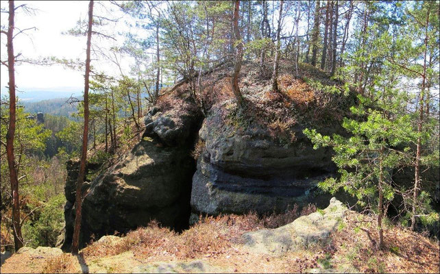 Breite Felsspalte, Stelle der ersten Holzbrücke vom Thorwalder Gratweg aus zum Langen Horn. Diese Stelle geht nur mit Klettern und Seilsicherung zu überwinden