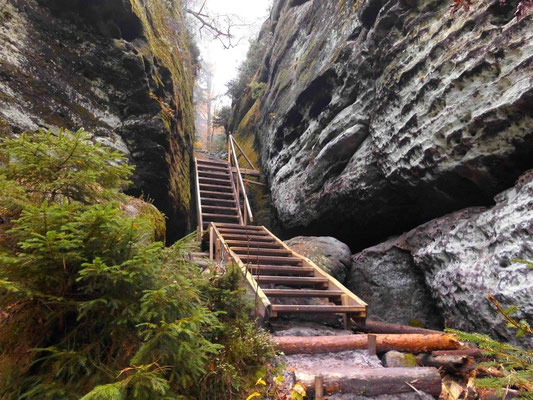 Aufstieg 100 Meter links der engen Stiege
