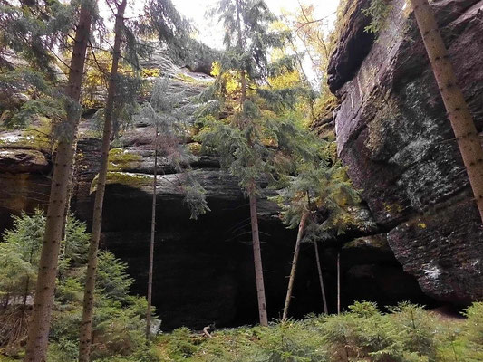 Großer Felsüberhang rechts der Drachenstiege.