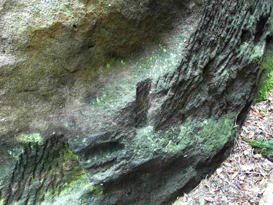 Balkenfalze und Felsabmeißelungen