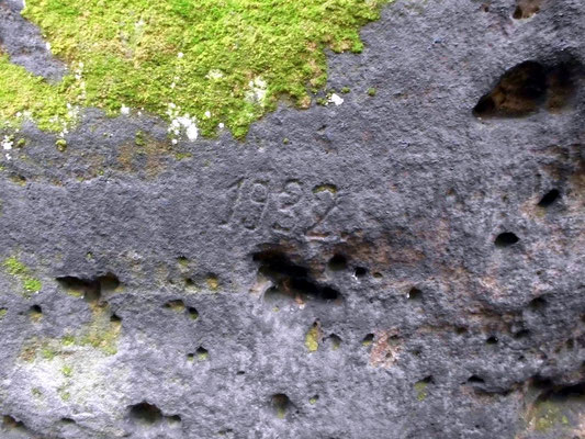 Alte Jahreszahl auf dem Felsmassiv hinter der Balzhütte