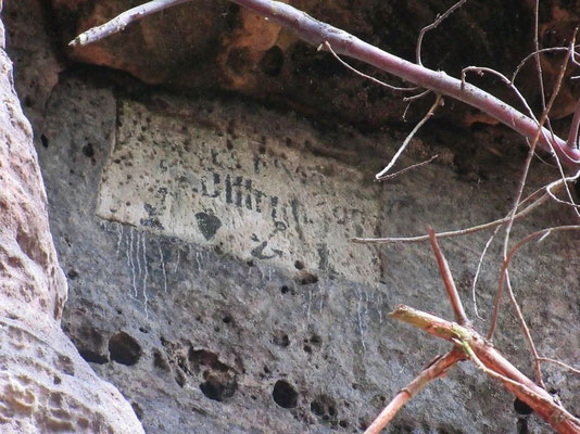 Geheimnisvolle Inschrift in 10 Meter Höhe an der Felswand