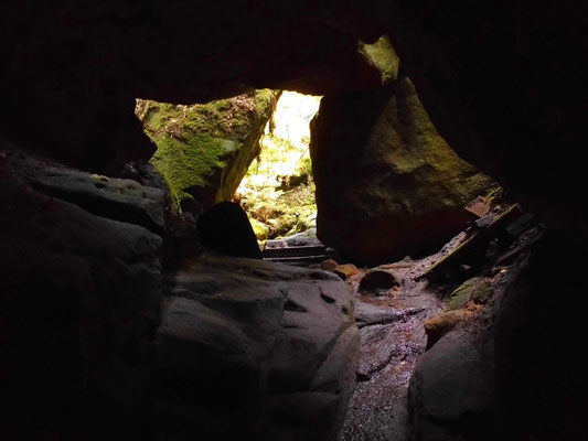 Wanderweg im Felstunnel der Wolfsschlucht