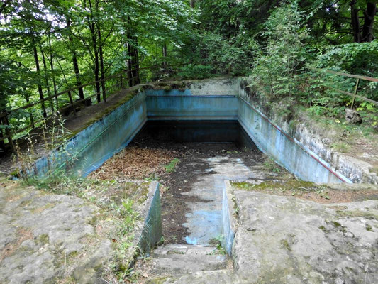 Kleines Schwimmbecken auf einem Felsen neben den Balzhütten