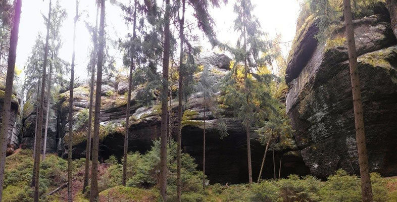 Großer Felsüberhang, links am Bildrand die Felsspalte der Drachenstiege.