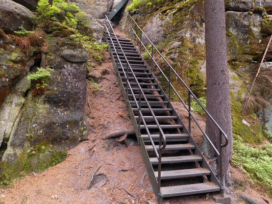 Am Hermannseck. Die Treppe führt hoch zur schmalen Stiege und weiter zur Aussicht an der Schlegelhütte