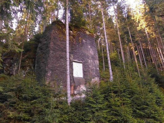 Felsen mit Gedenktafel im unteren Khaatal